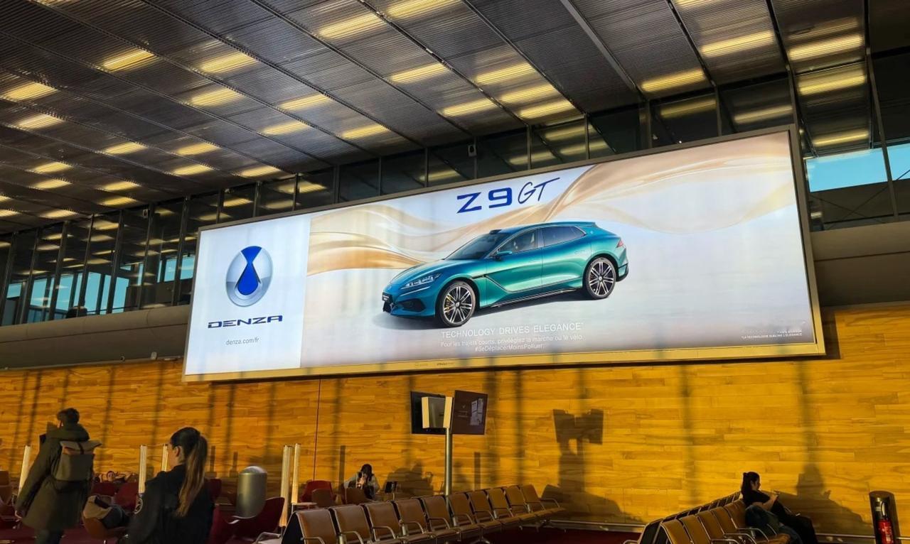 老铁们，你们敢信吗？追腾势Z9GT的人都排队到了法国。中国豪华车在巴黎歌剧院开发