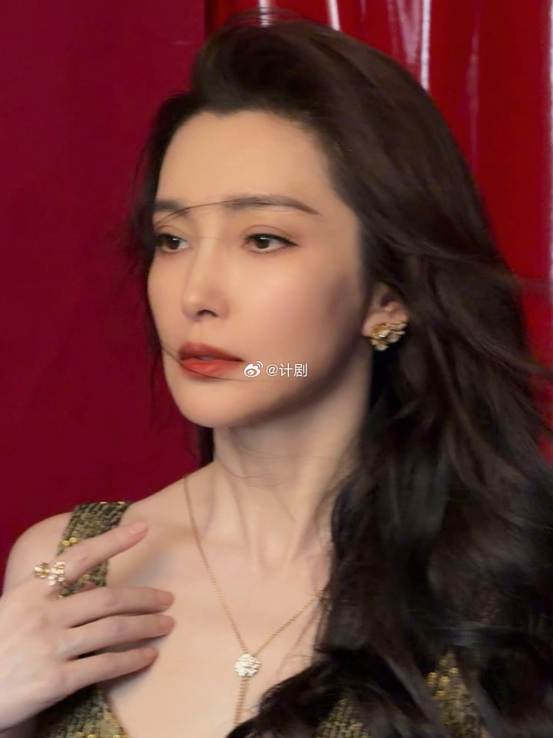 李冰冰生图vs精修图 李冰冰的生图让人看到了真实的美！不完美但生动，有细纹但更有