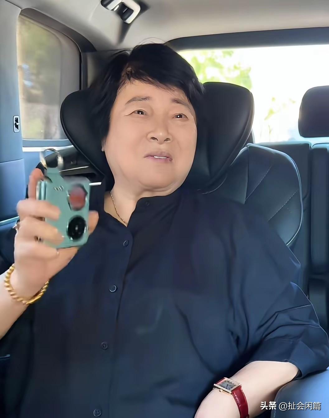 88岁的老人家拿着折叠屏的手机，喝着咖啡，逛着街，穿着时髦的衣服，还得是上海的老
