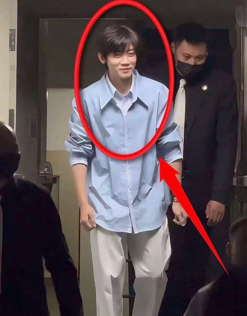 曝李卿恋爱李卿现在正和《逐玉》女主张凌赫的搭档营业期，CP粉本来磕得正上头，结果