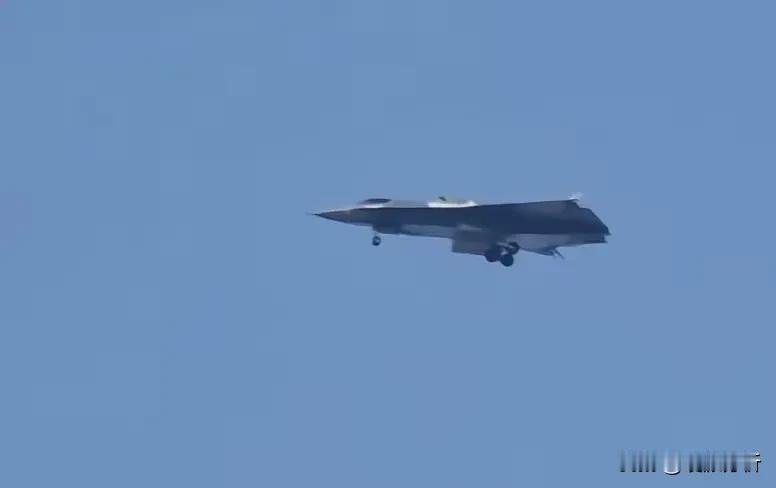 今天太激动了，疑似中国六代机横空出世了。总以为六代机还得过个五六年才能出现，没想