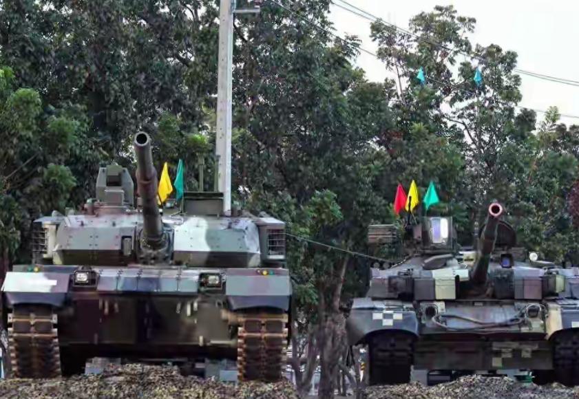 一辆坦克就打了200多炮，又是飞机炸，又是火箭炮。打了一星期，双方死亡人数才两位