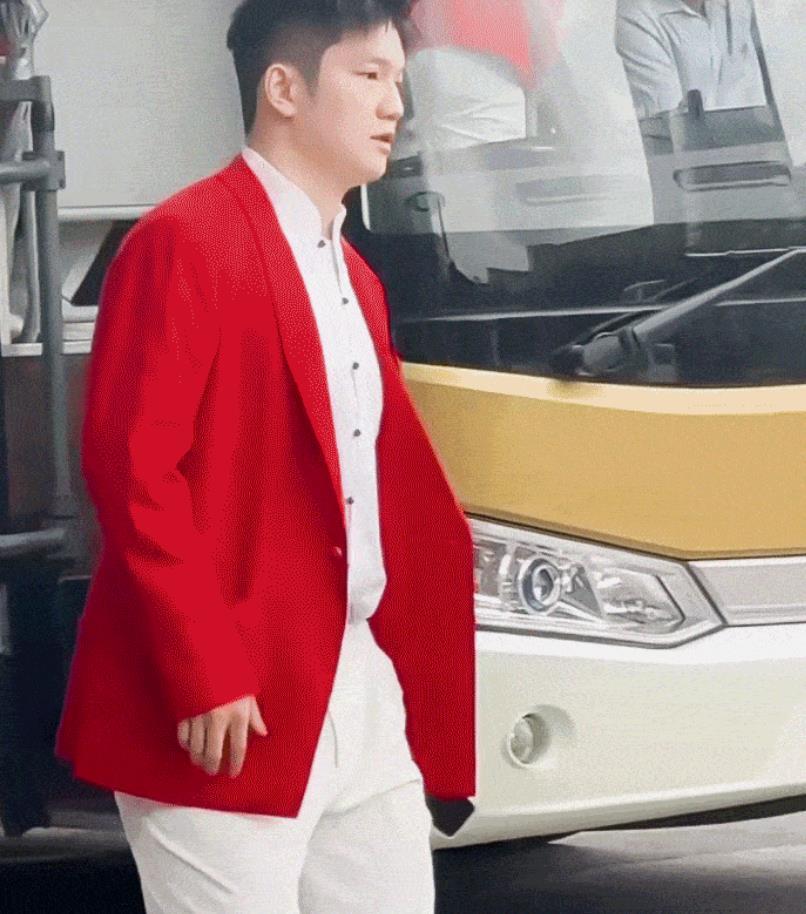 樊振东为祖国争得无上荣耀，在奥运会上光芒四射，你是一位品德高尚，值得尊重、值得敬