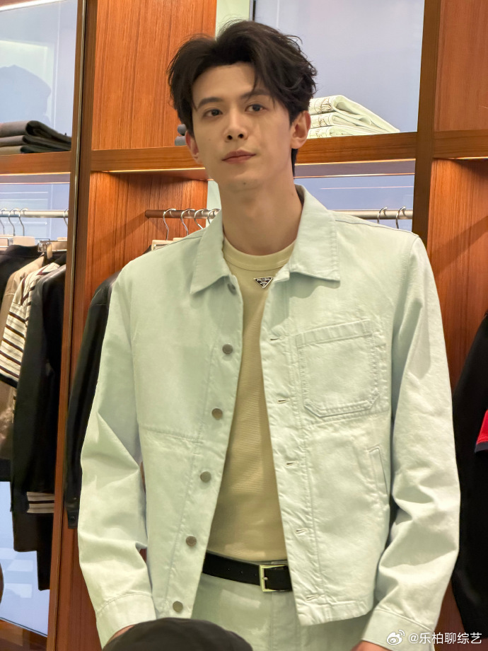 - 邓凯线下生图状态邓凯薄底鞋的魅力 谁懂啊！邓凯剧播后首个线下活动亮相，一身白