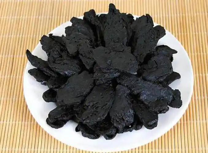 讲讲这中药熟地的功用

这个熟地，甘温的，它专门补益精血，酒制的可以防其腻，有通