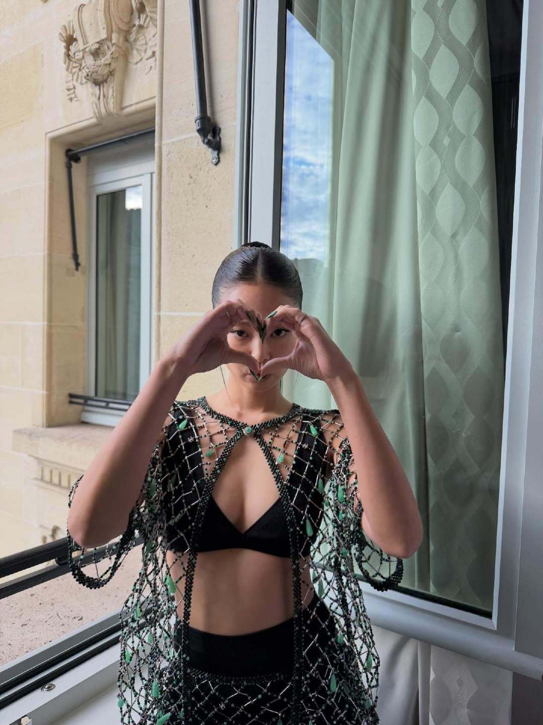 Jennie背后熊抱大秀艺术总监 Jennie 亮相活动大秀好状态，暖心熊抱艺术