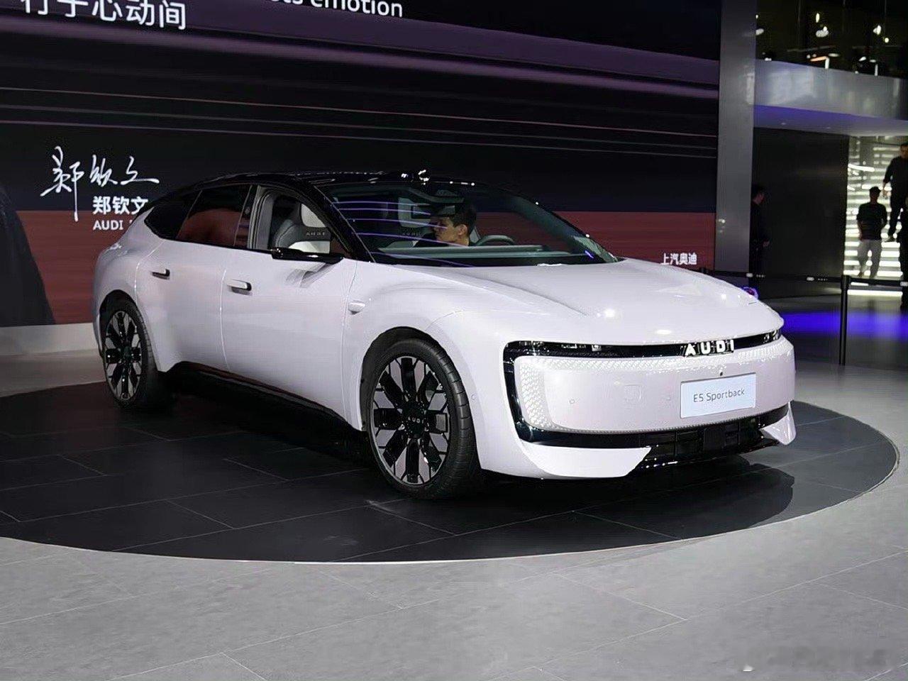 汽车[超话]  奥迪E5 Sportback上市，最新设计的旅行电动车，神态像极