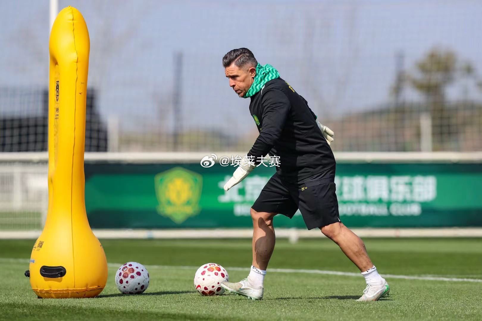 北京国安北京国安vs上海申花 国安守门员教练汉斯：“The young gree