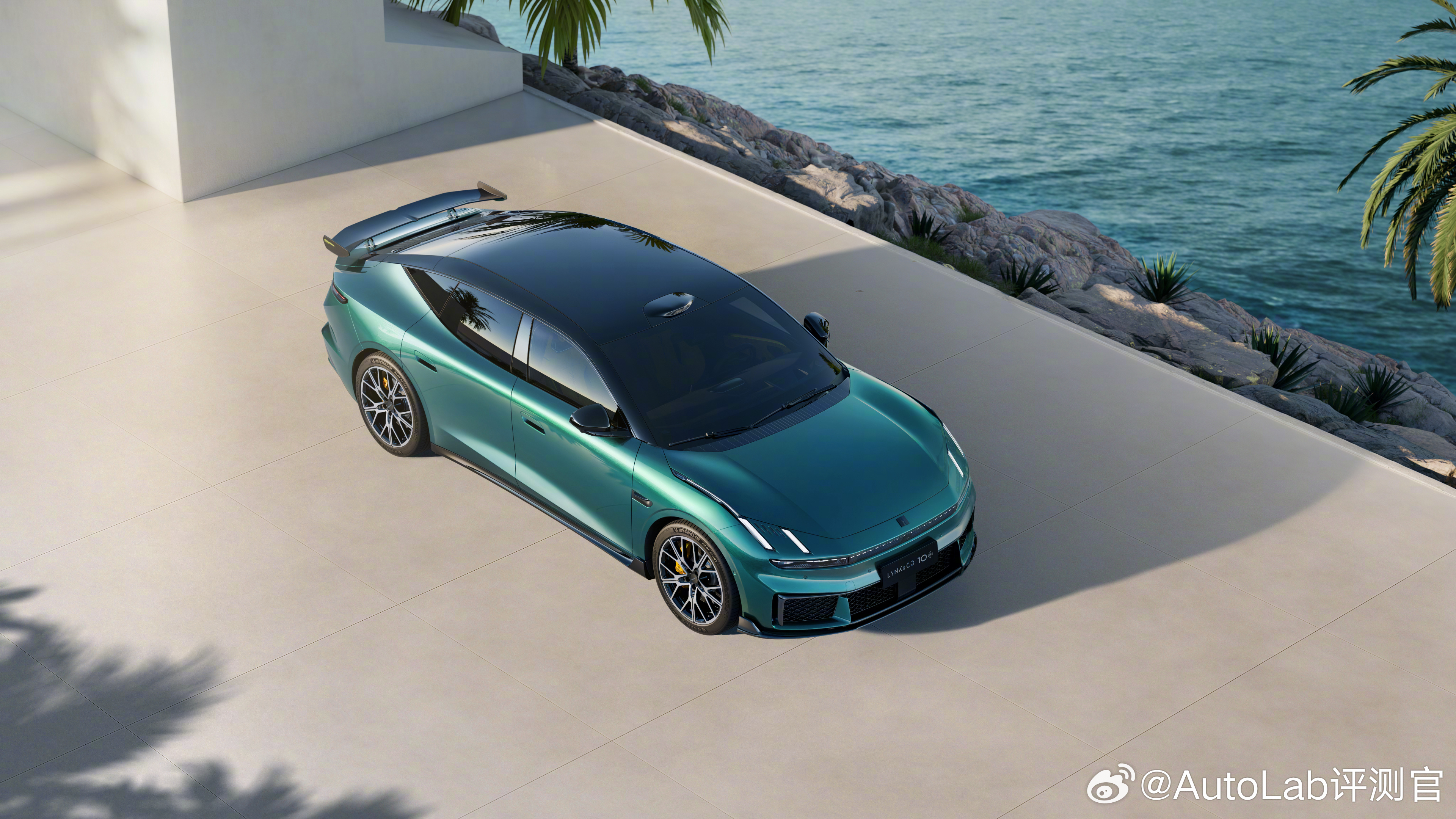 作为领克首款挂上“+”号的纯电车型，全新的领克10+拥有925匹马力和3秒级的零