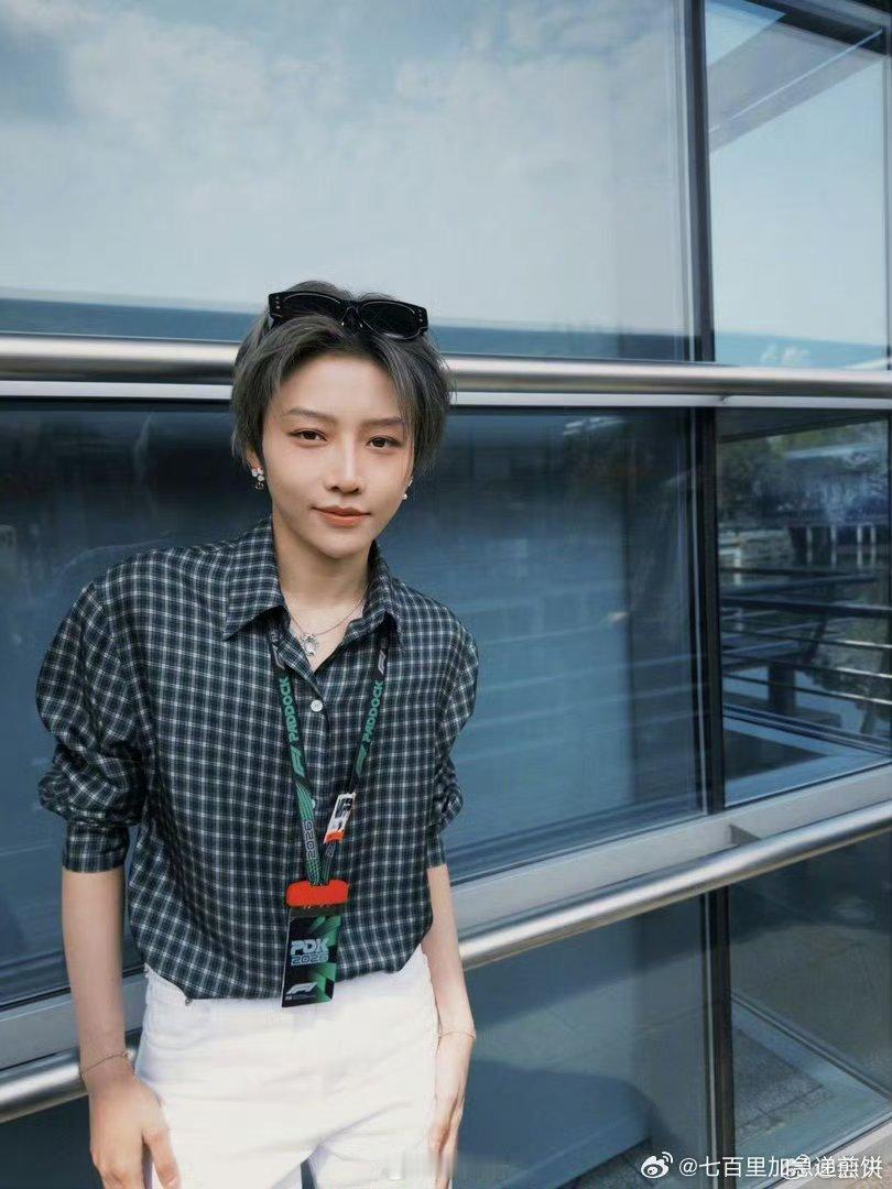 刘雨昕亮相f1赛场，姐感无敌了好想坐上姐姐的副驾