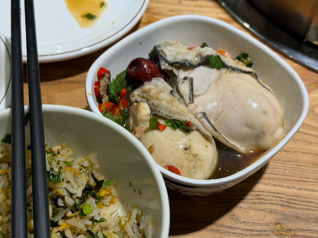 好大的生蚝🦪 他把生蚝都给我吃了 😳 