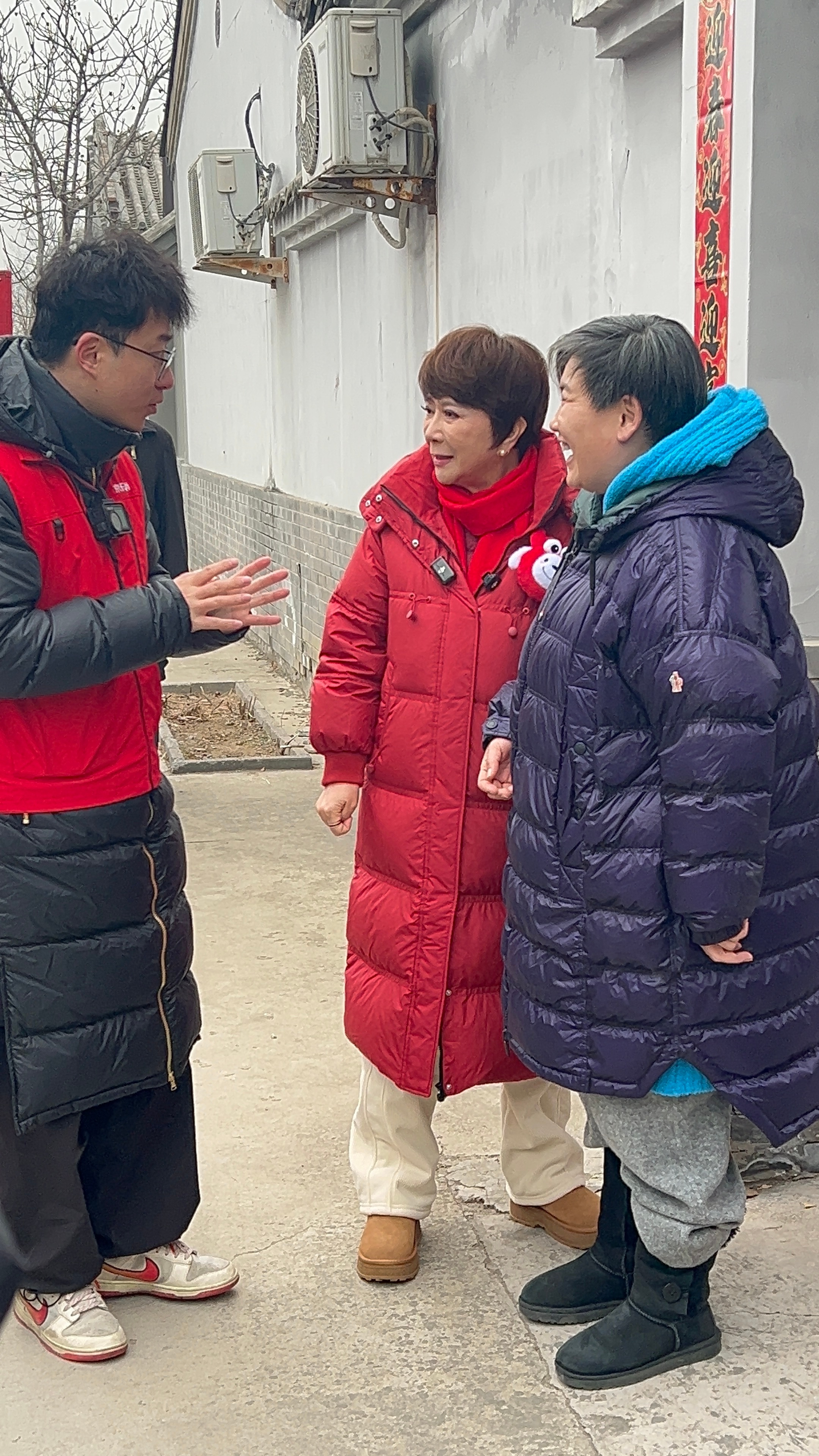 网友偶遇蔡明给街坊送电视 网友偶遇蔡明给街坊送电视，小时候每天守在电视机前看《闲