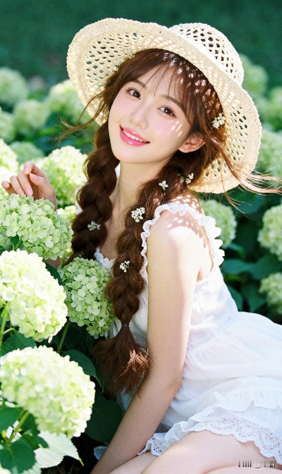 风掠过发梢
花香漫过肩头🌿