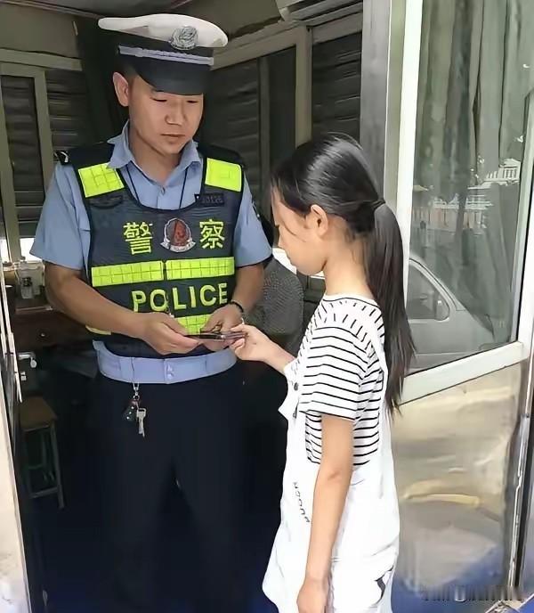 看到这一幕，泪奔！南京，小学生捡到手机主动归还，可失主却发现，女孩走路一瘸一拐，