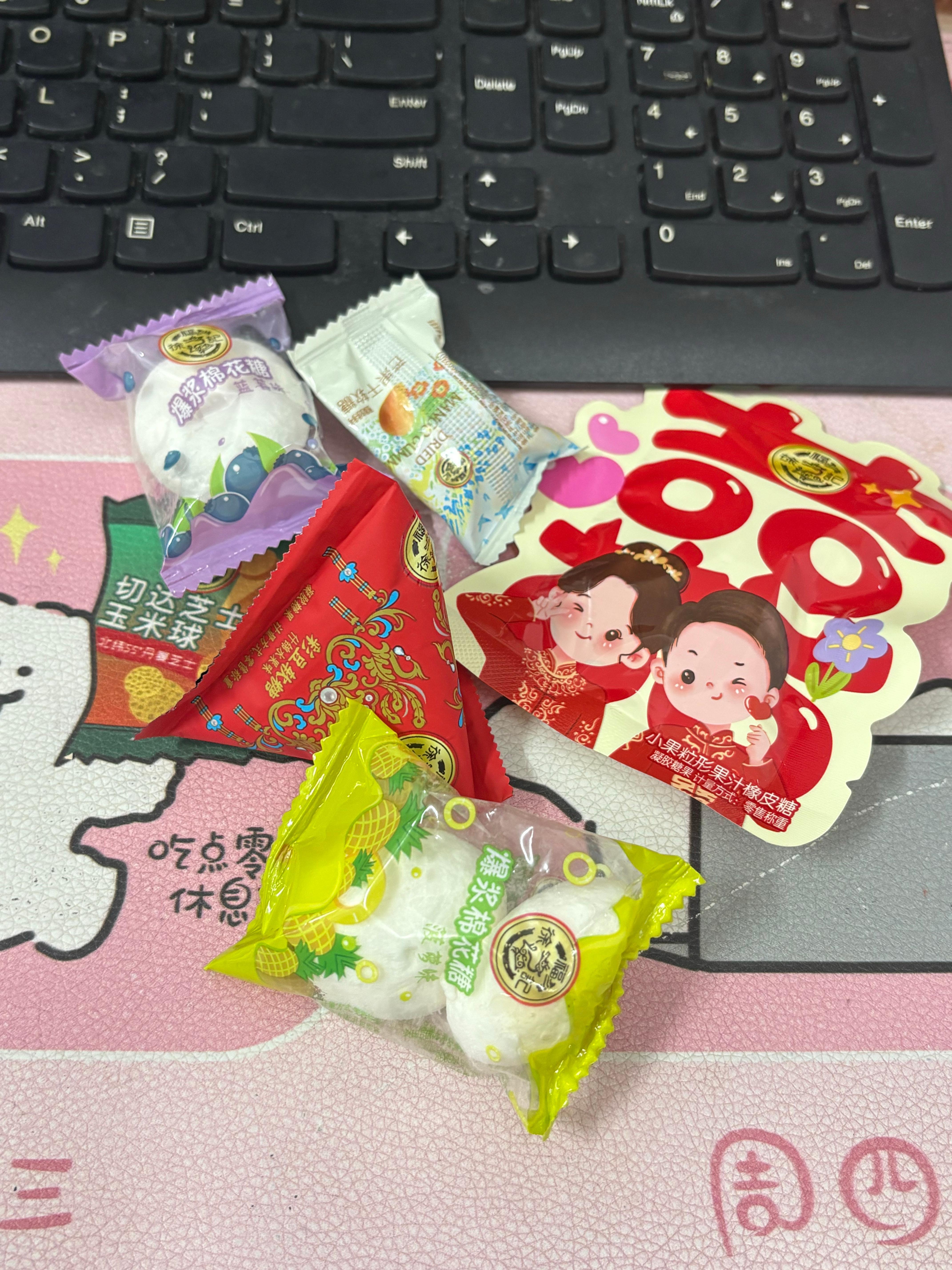 一来工位就看见喜糖了我还开玩笑说一颗喜糖一百块钱 五块糖五百块钱同事有个拿了十颗
