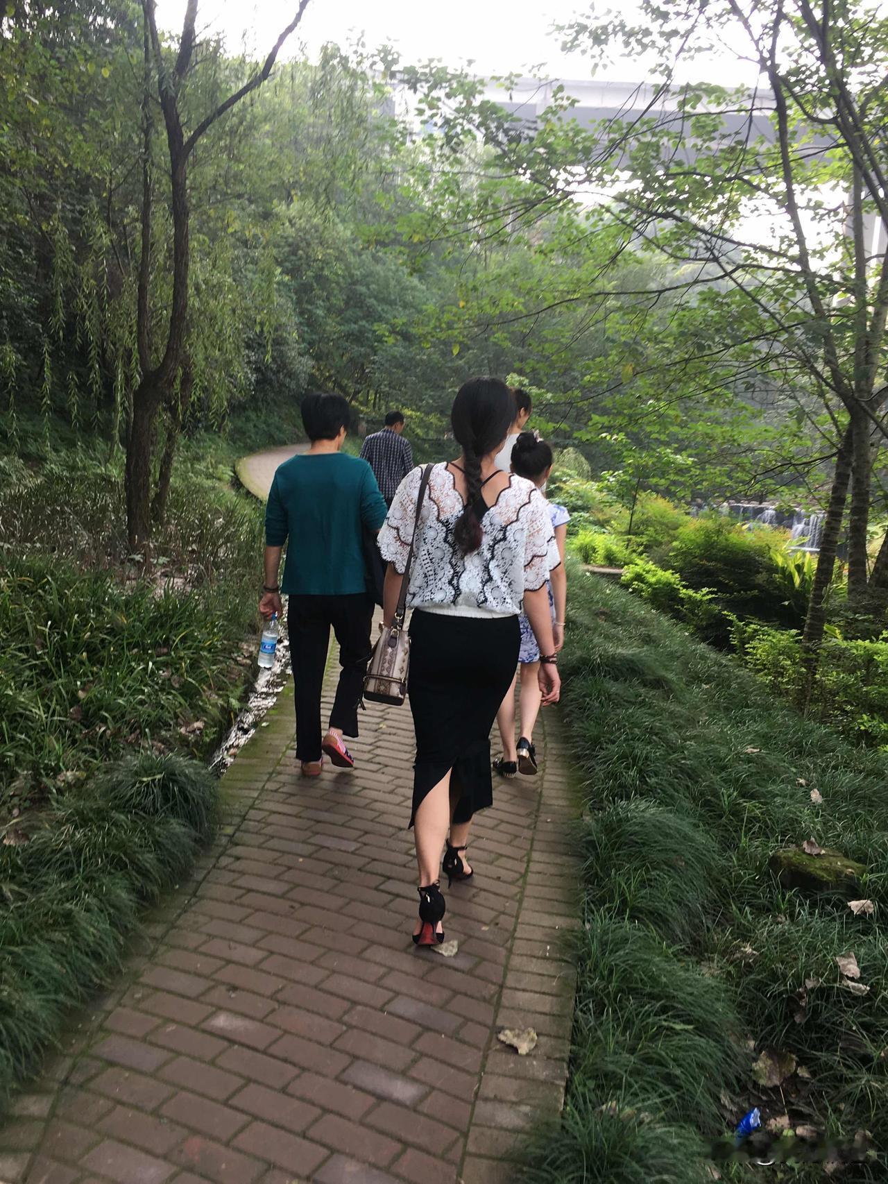 女人味的魅力在哪里?
看闺蜜这组背影照，懂了女人味是藏在细节里的松弛与优雅。
一