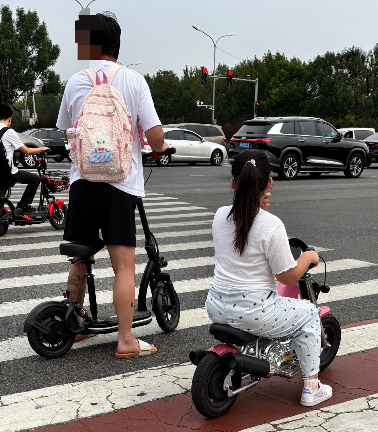 现在真是什么神奇的交通工具都有啊！

连儿童车都出电动车了！如果儿童骑这种电动车