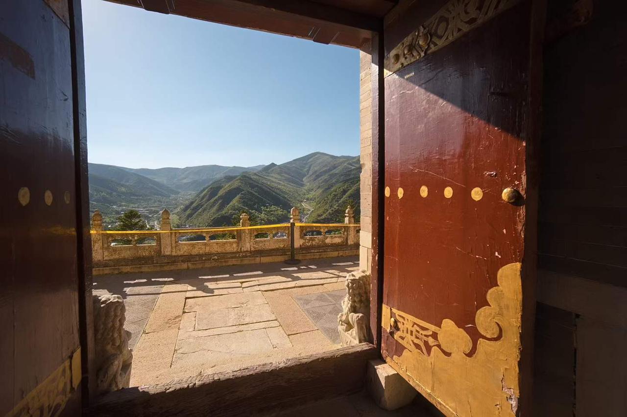 这些旅行途中的拍图，我努力拍摄出了透视、色调、氛围，甚至语言感来。有几张，尤为喜