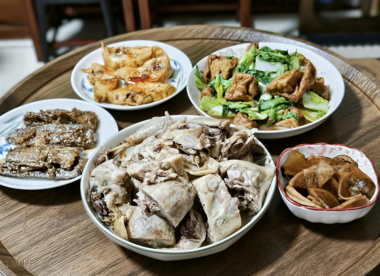 斋月的第二十一天晚餐：小白菜豆腐泡、清真盐水鸭、炖带鱼、口水鸡和自制咸菜（鬼子姜