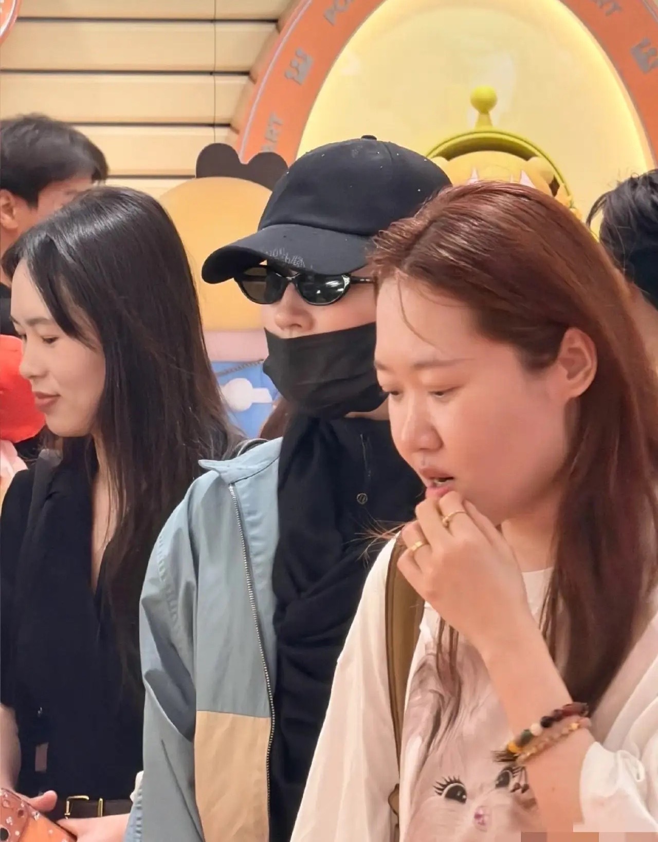 泰国泡泡玛特偶遇神仙姐姐刘亦菲，打扮低调依旧大明星气场。由于刘亦菲颈椎不好，平时
