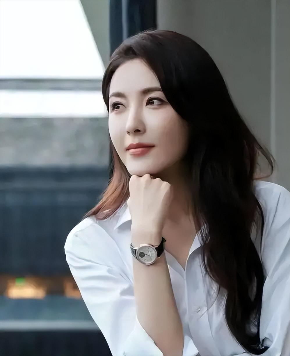 她是两百年难遇的美人，靠美貌“征服”无数男人，如今49岁了，孑然一身，孤孤单单，