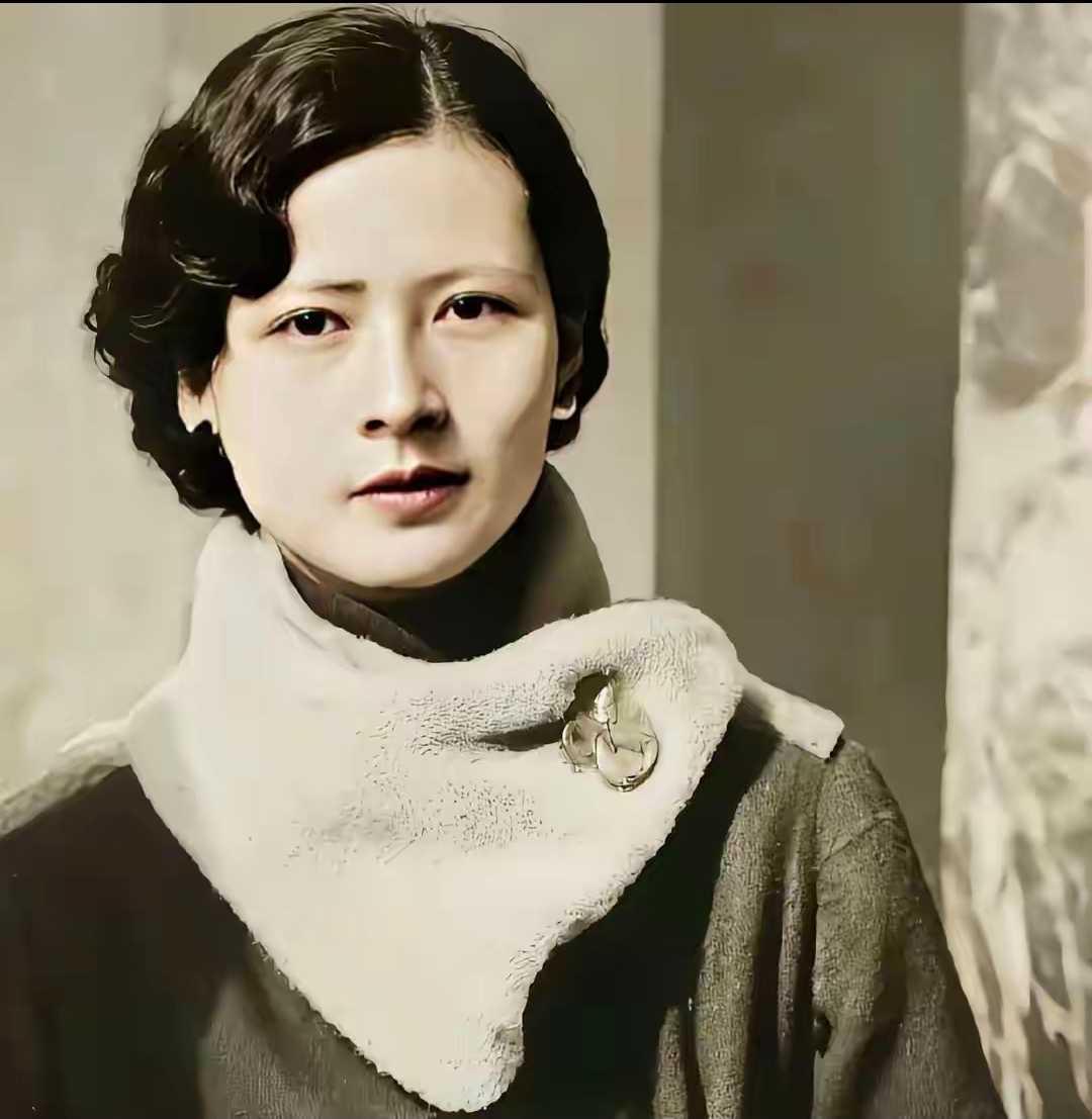 这是八十年前，一代才女林徽因女士的穿搭，可以毫不夸张地说就是放到现在依然毫不过时