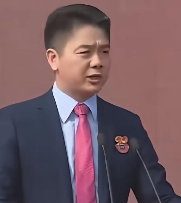 刘强东回到母校宿迁中学演讲，聊起当年填报高考志愿的往事，他透露，自己当年填报志愿