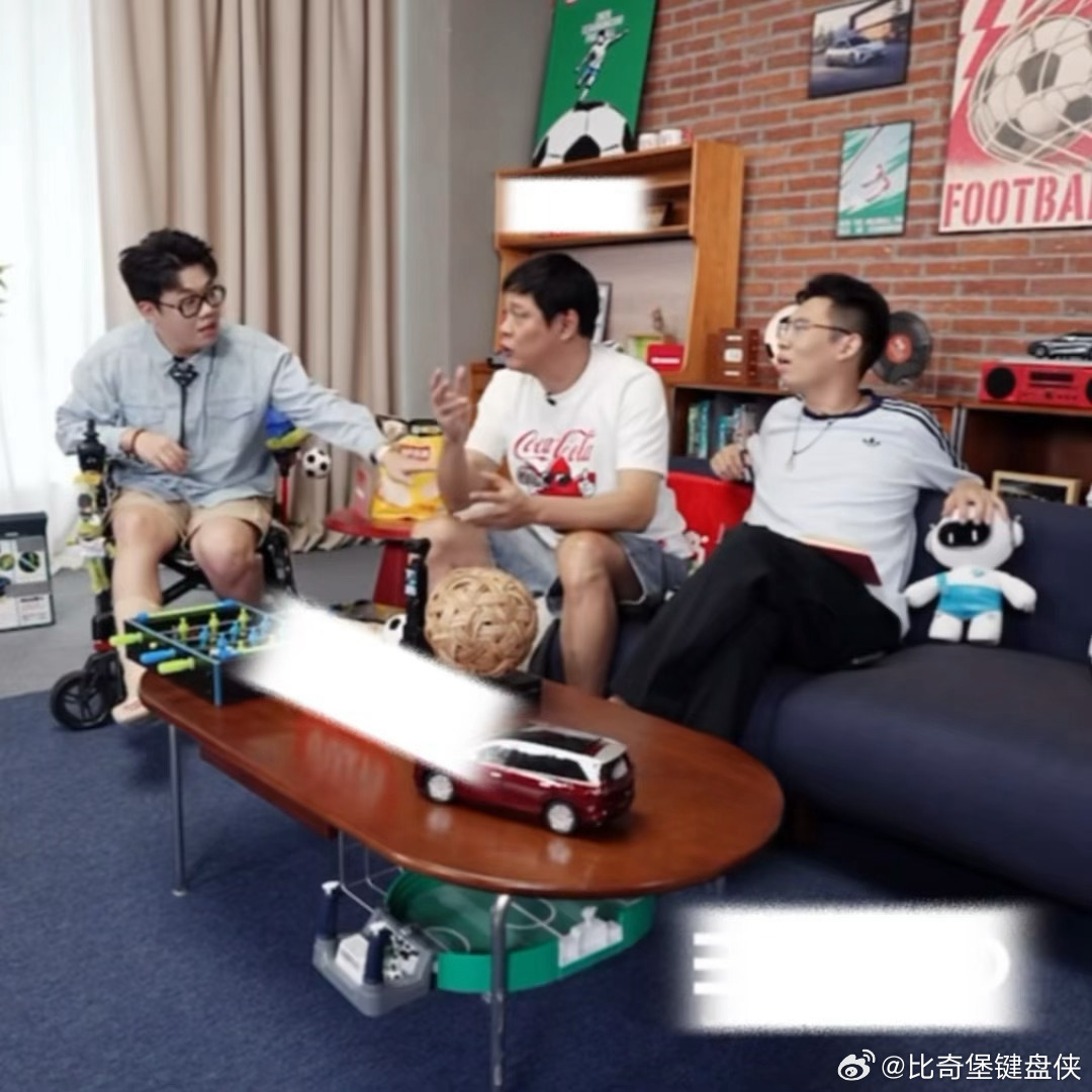 范志毅给哈兰德讲球 被直播间的欢乐氛围彻底感染了，没有枯燥的说教，只有老友般的侃