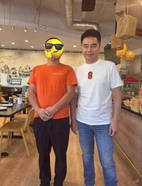 61岁许亚军美国被偶遇，状态超好引关注

近日，61岁的演员许亚军被网友在美国加