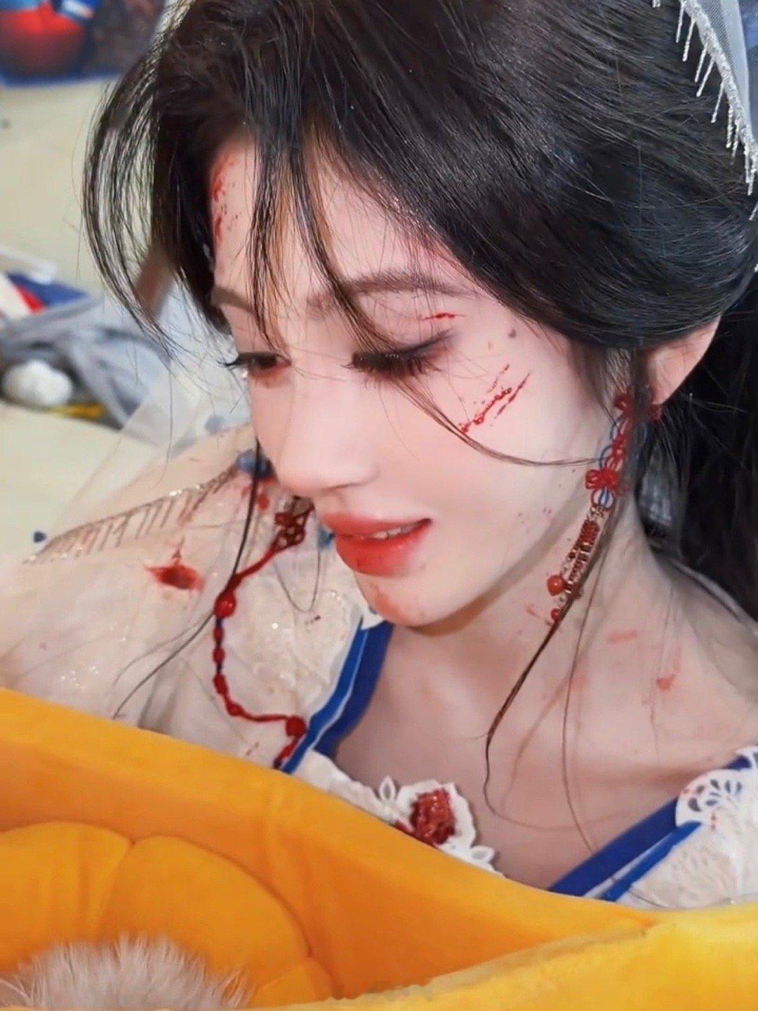 哇塞，这是咱们的乖乖小阿黛啊，鞠婧祎在电视剧《来战》的新路透来了，战损受伤花絮的