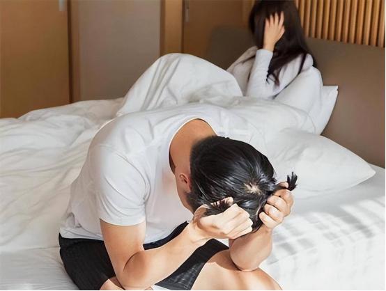 “太离谱了！”广东一男子与网恋女友线下奔现，饭后在公寓房间云雨时，突遭猛烈砸门。