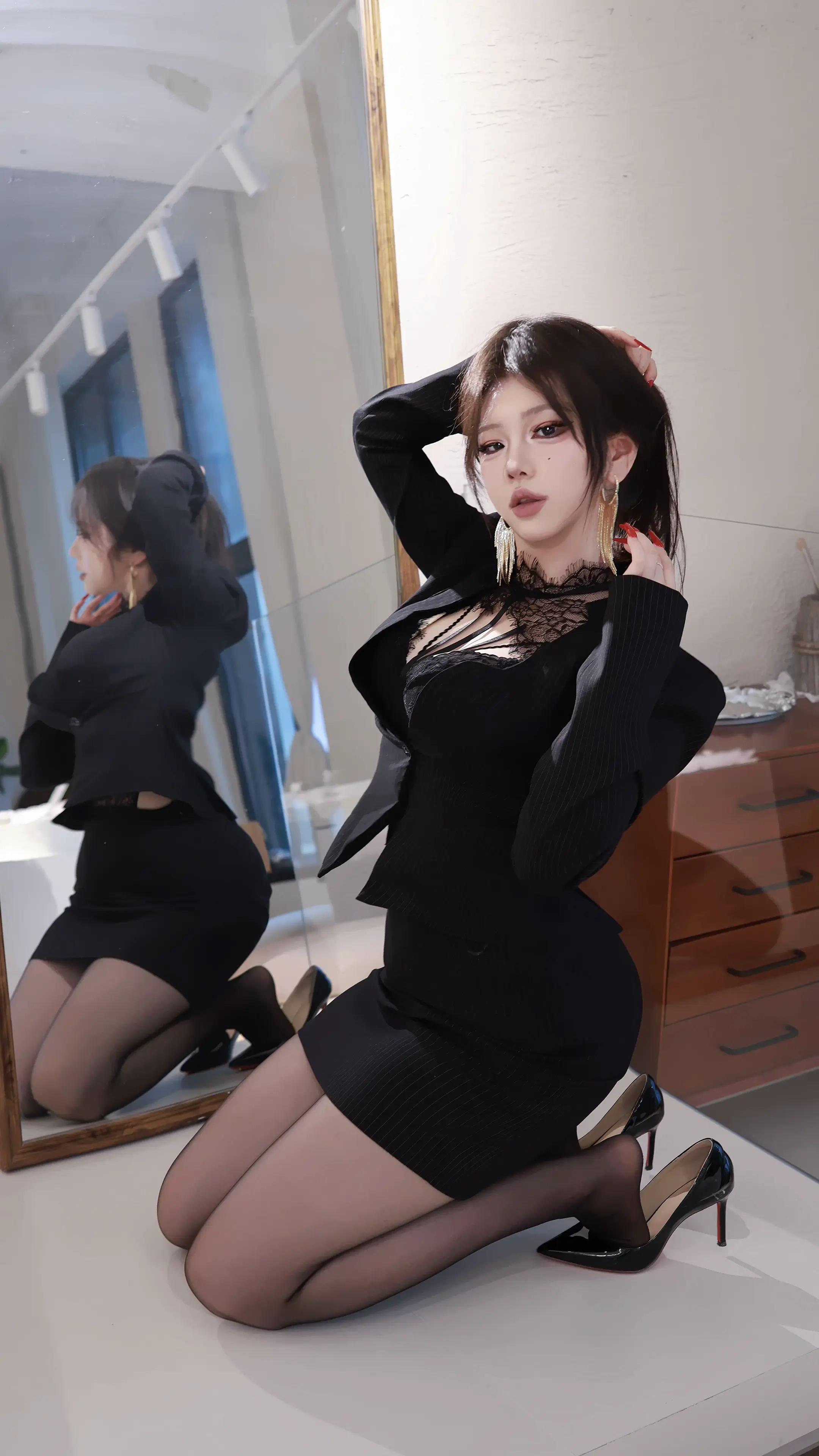 谁想和你肩并肩 你只配看姐的脚尖。