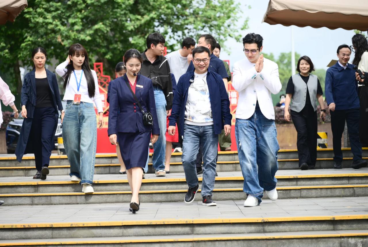 以前总调侃黄晓明矮，这次在四川泸州被偶遇，不得不承认：是我们误会了！
大背头梳得