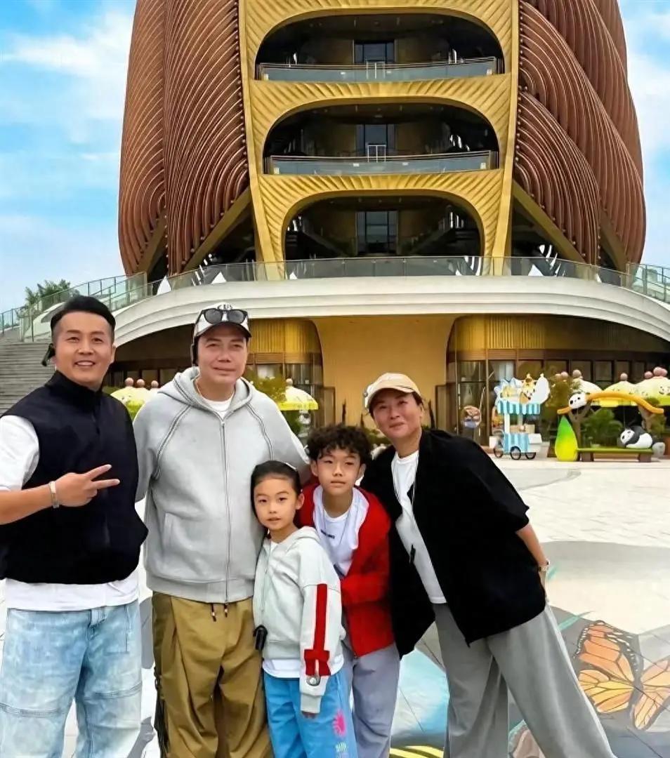 谢天华都江堰游玩
近日，网友在都江堰偶遇谢天华携全家出游，妻子李天恩带着一双儿女