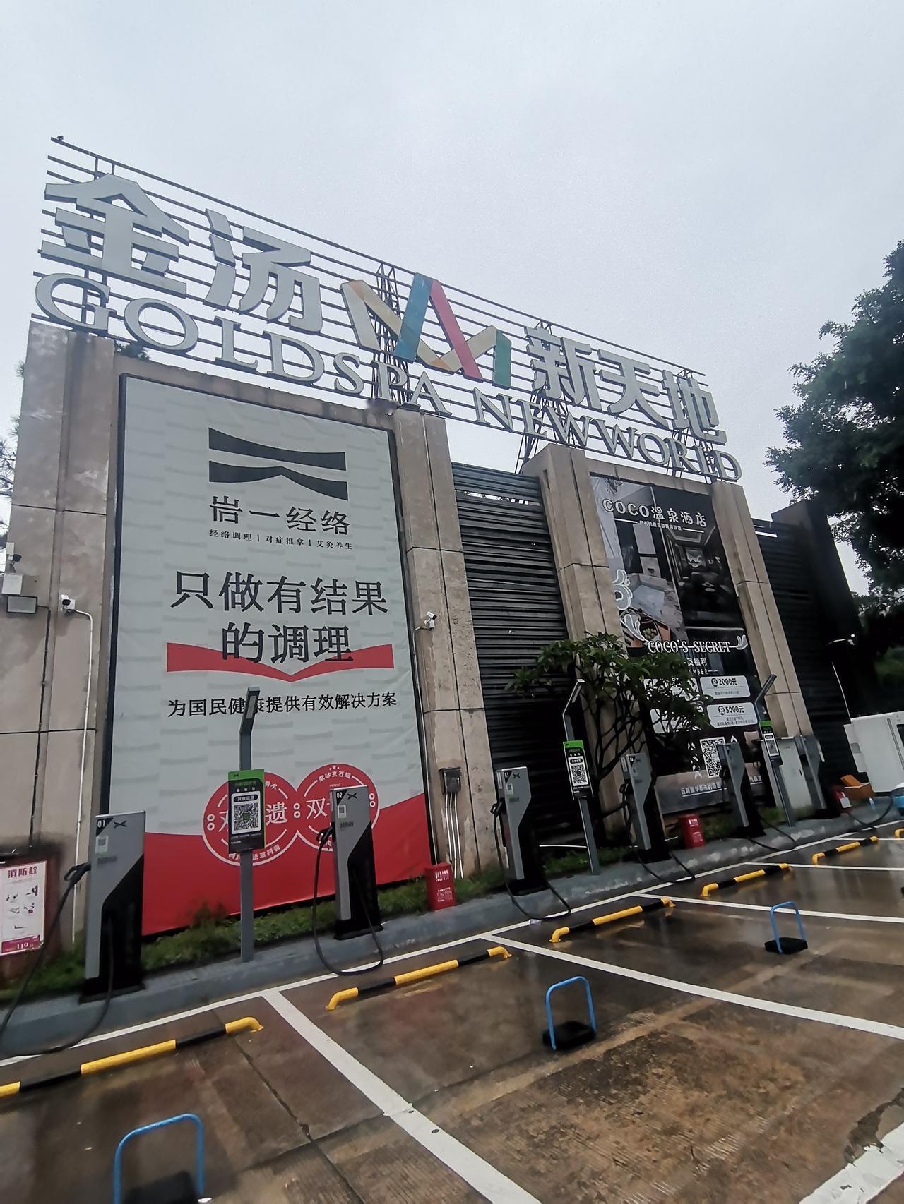 福州这家红运火锅真的狠狠爱住了！它是国风装修风格，一进店就被那古色古香的氛围包围