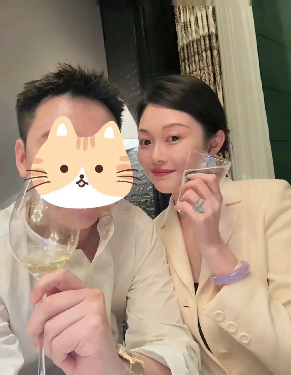 晚晚疑似怀孕了晚晚这波操作真是耐人寻味啊，以前拍照手里不拿红酒都不舒服，这回倒好