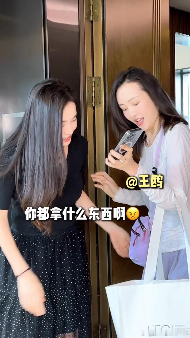 #王鸥去秋瓷炫家做客##秋瓷炫教王鸥做紫菜包饭# 王鸥去秋瓷炫家做客，两人一起做