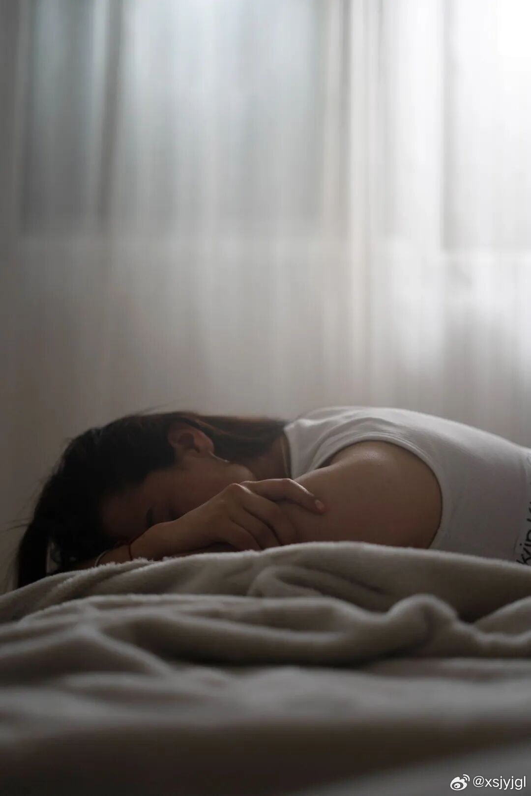 母亲进来了，挡在窗前：“北海的菊花开了，我推着你去看看吧。”她憔悴的脸上现出央求