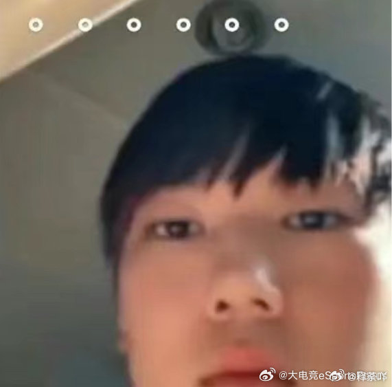 HLE还是爱惜自己的羽毛啊，不和陀螺互换队服，还说是队服带少了，我不信BLG找他