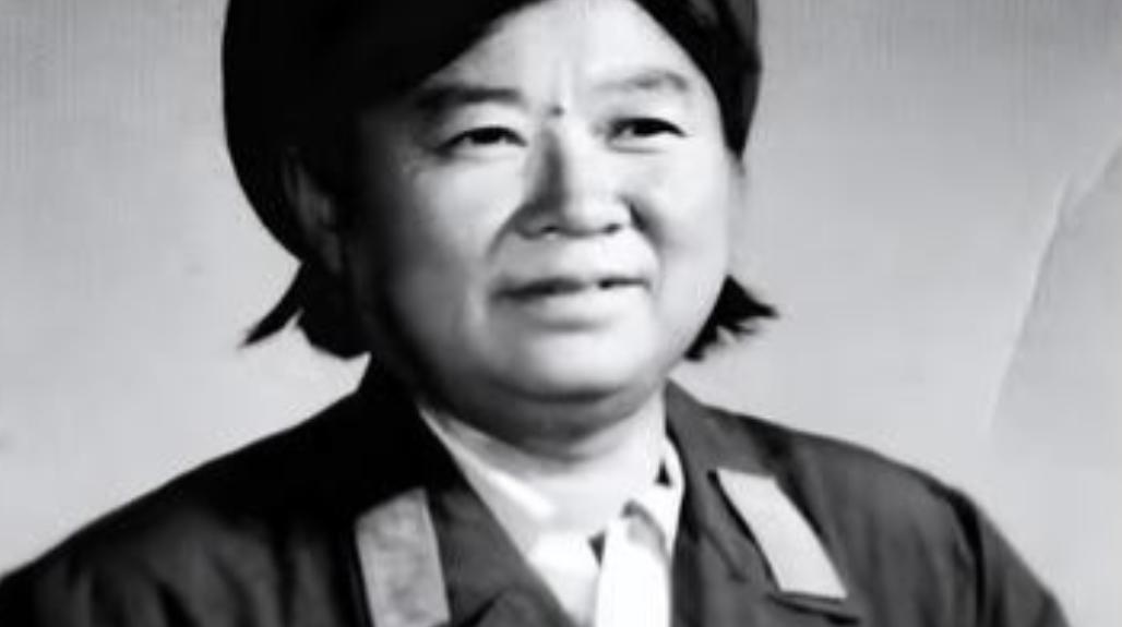 1950年的广东韶关，野战医院的水泥走廊里，担架轮子碾过地面咯吱响，血珠子顺着担