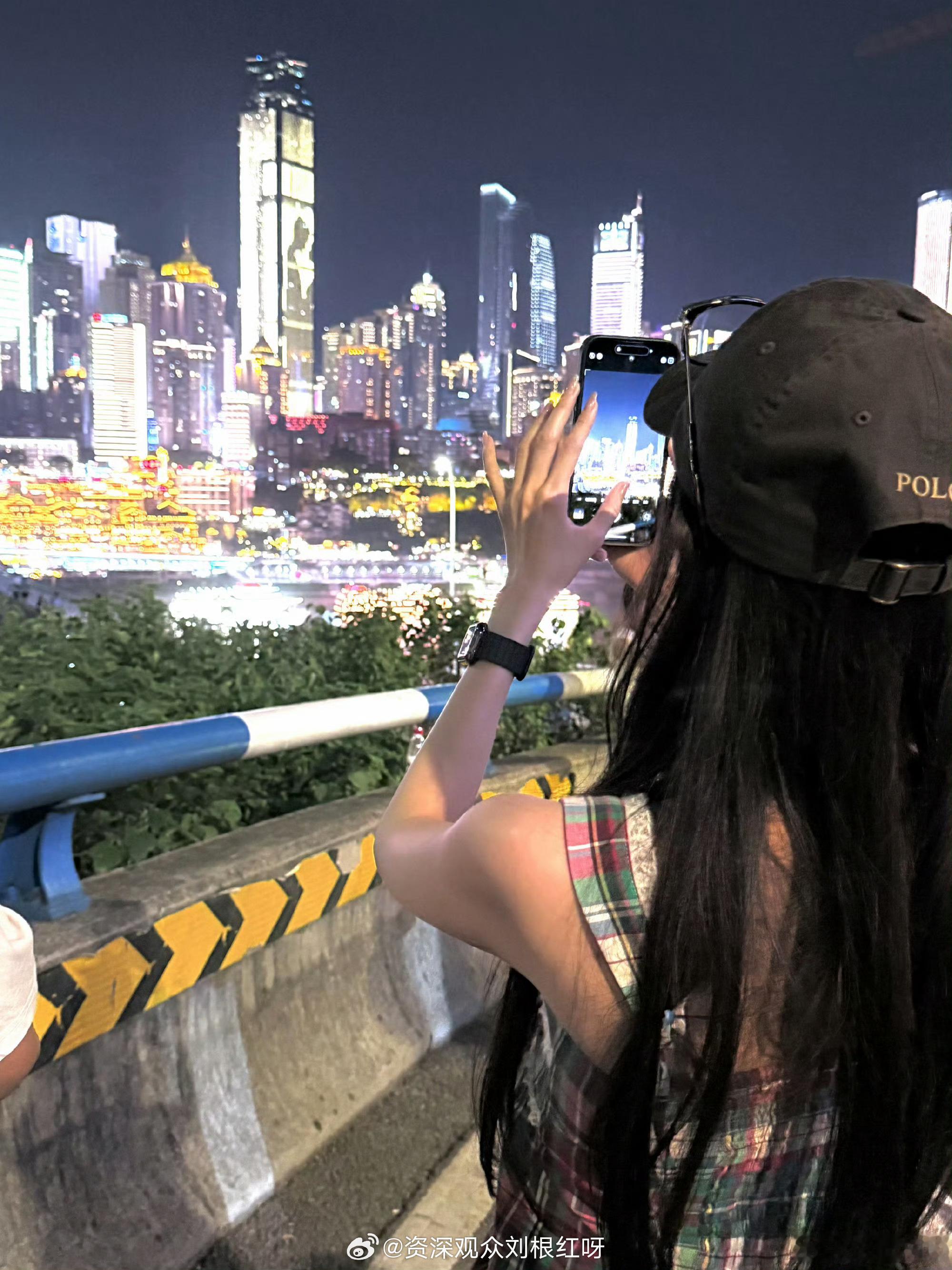 李一桐重庆咋楞个好耍 好美好可爱的一桐！！！杯子上还贴了钻钻💎少女心爆棚啦～期