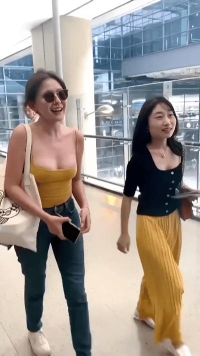 戴上眼镜很难认出来这是哪位女星
不过此情此景
眼镜已经不重要了