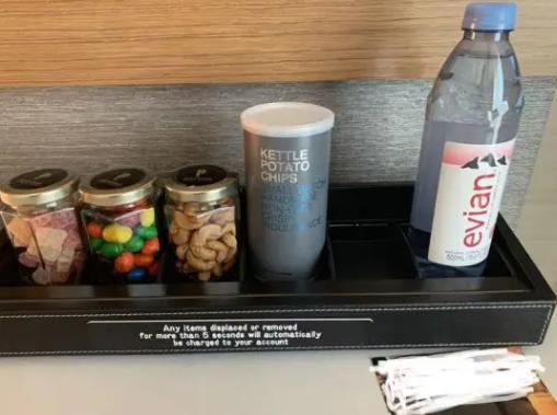 “离大谱了！”一女子一家三口去旅游，入住某中高档酒店，进入房间后，她看迷你吧台摆