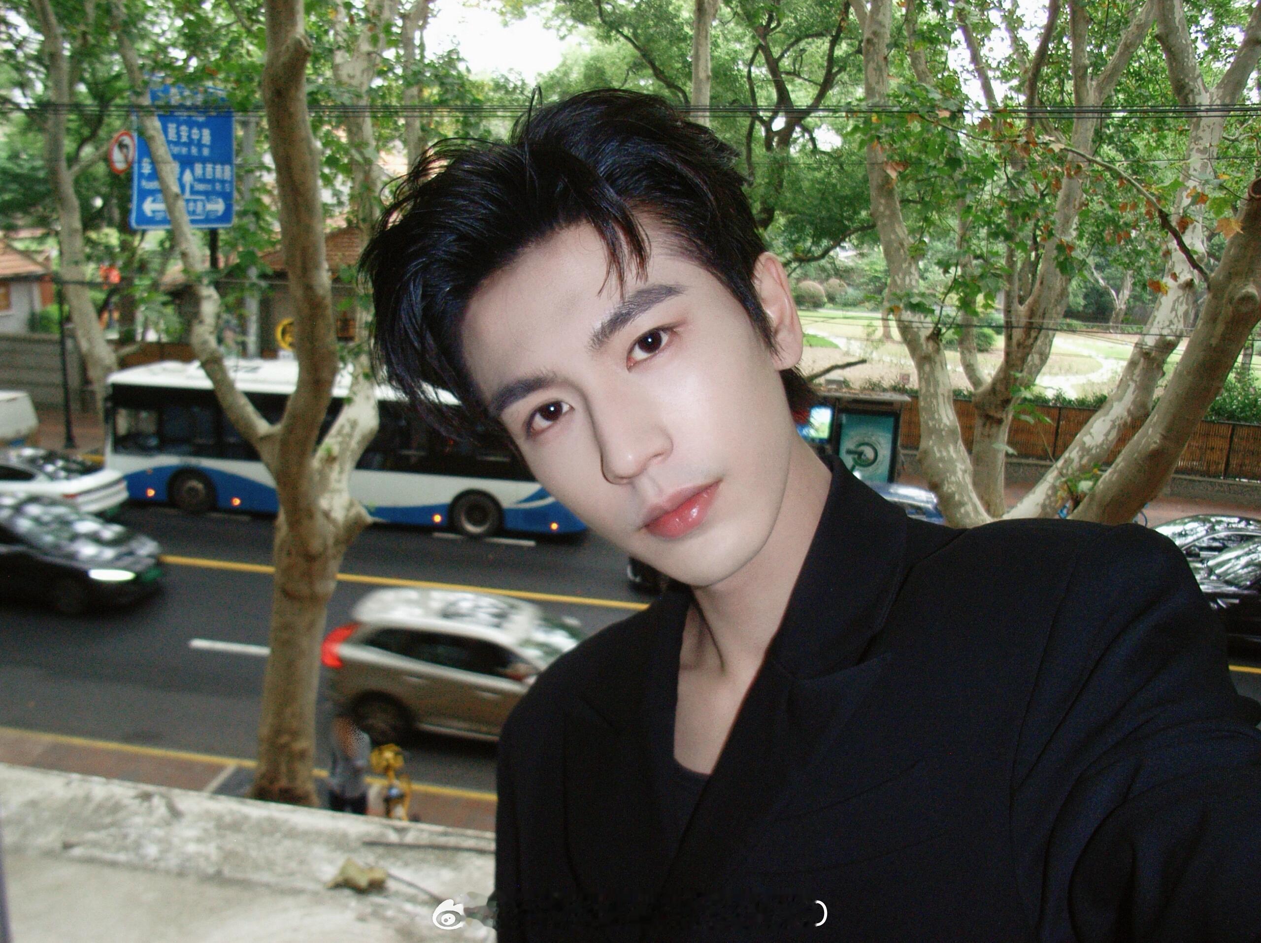 张凌赫今日份营业照，帅成这样，啥意思啊！！