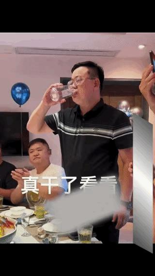 不作死就不会死！包厢聚会，男子端起53度高度白酒，仰头干下一整杯。在场旁人非但不