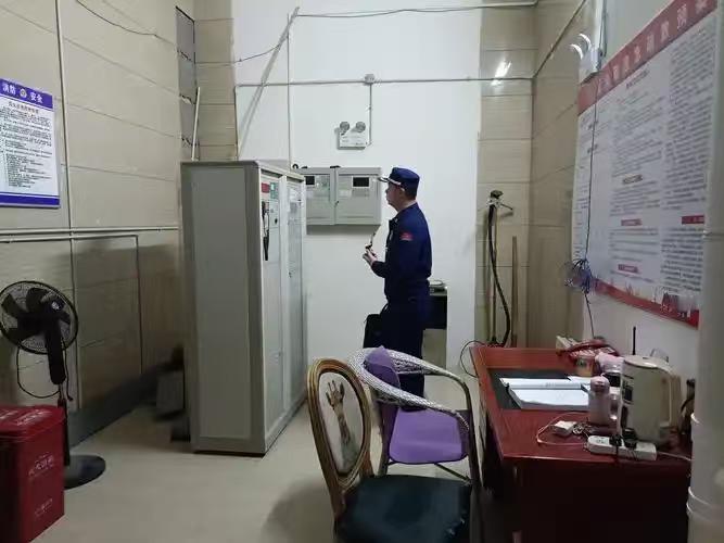 新闻和通报中都没有说明这个饭店的规模多大、是公有企业还是私有企业，也没有说明饭店