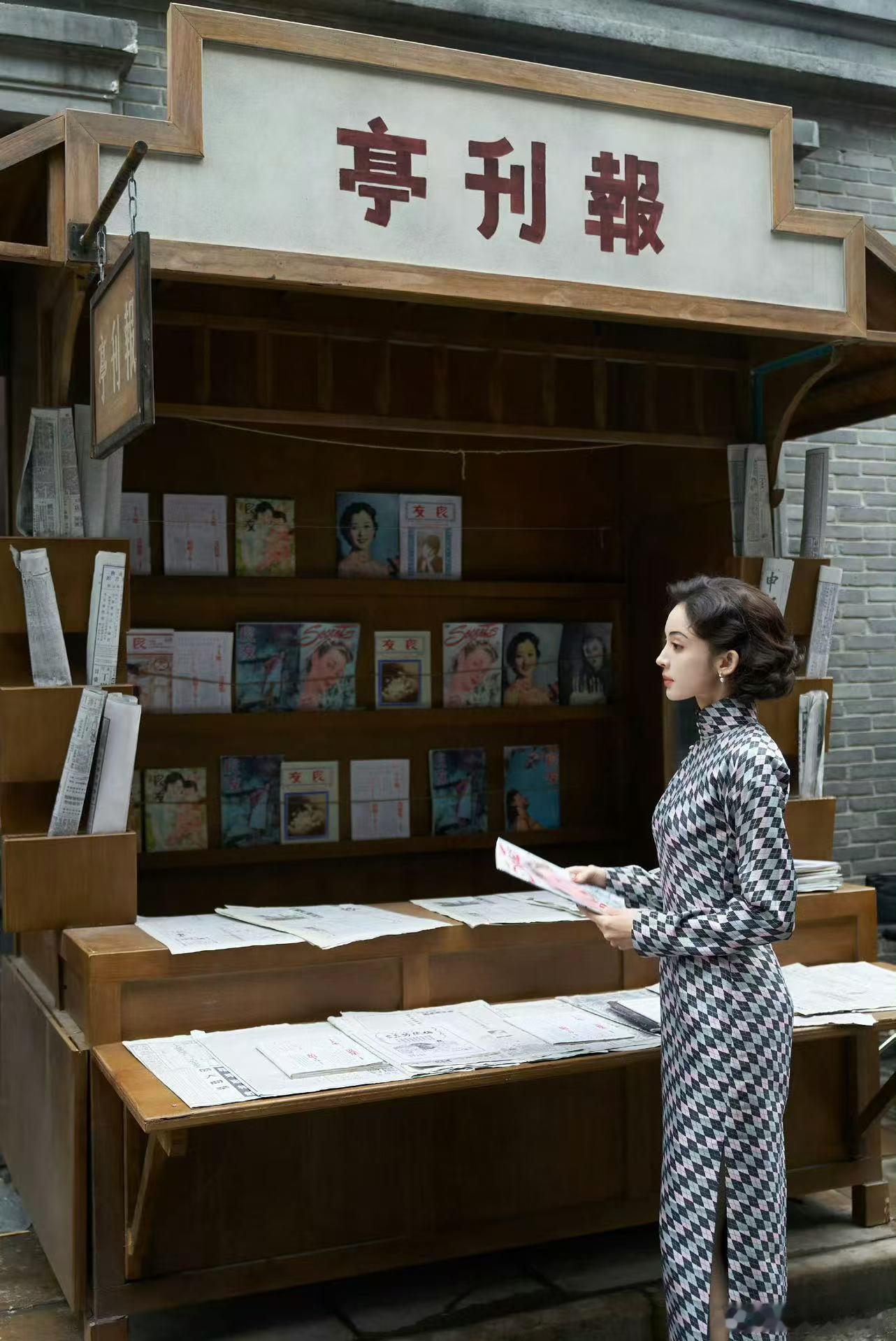 娜扎内娱发腮受益者褪去早年紧绷的锐角轮廓，气质温润舒展，清冷感转化为从容妩媚。浓
