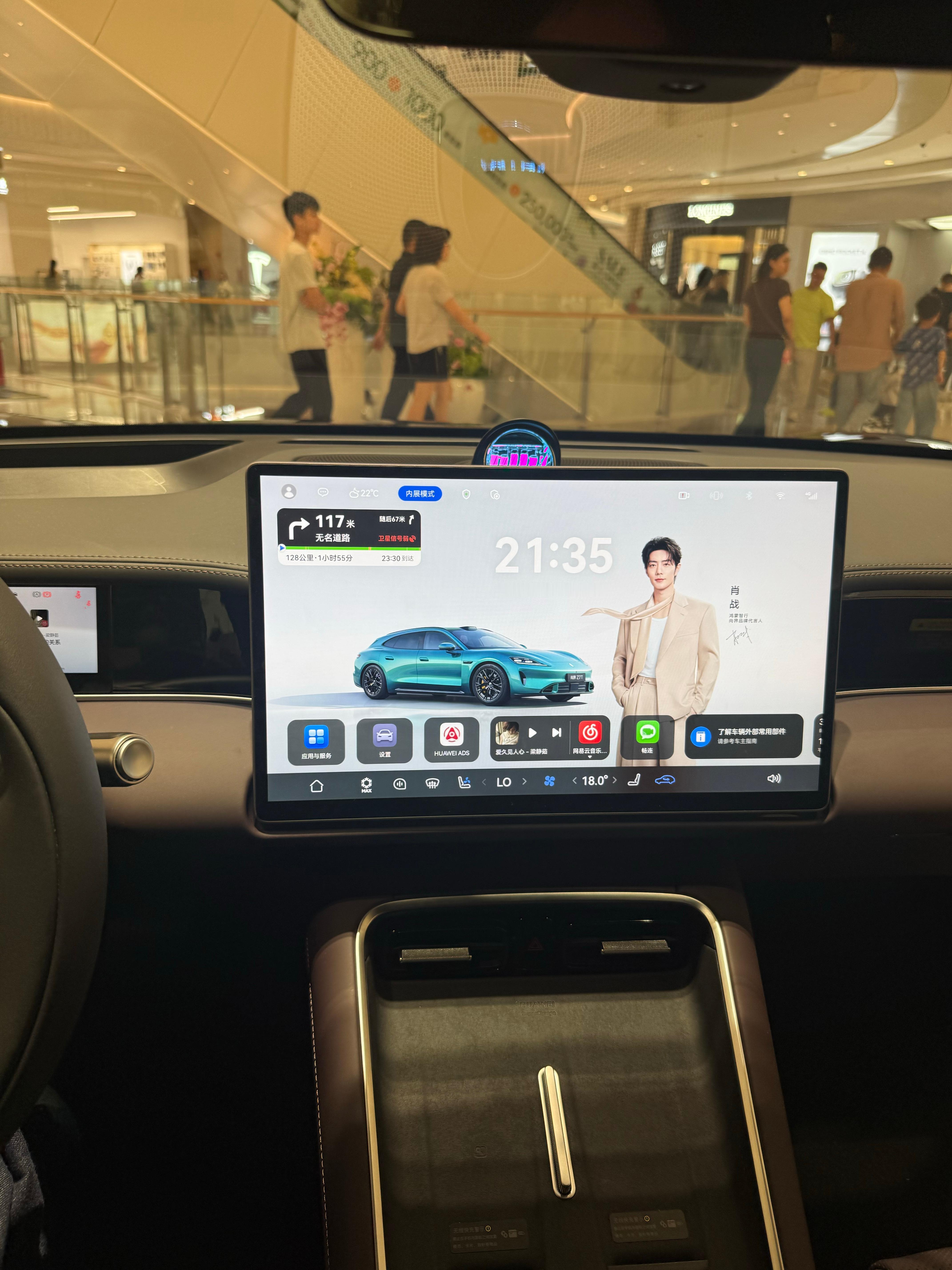 周末逛商场的时候看到尚界Z7T进店了只有展车，要下个月才能试驾，五一蹲一波看车的