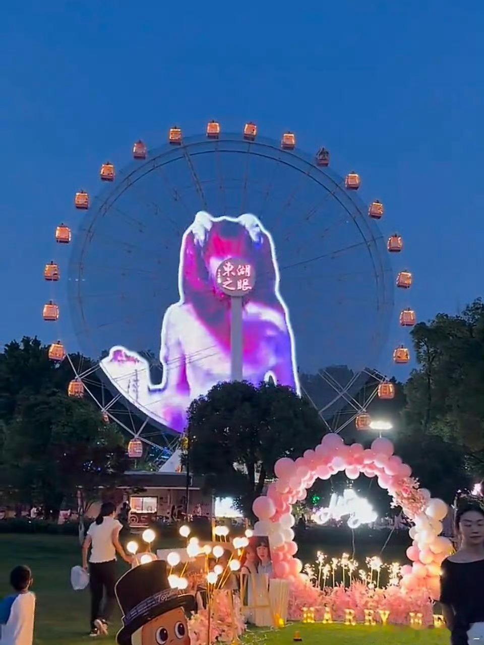 黄灿灿也上摩天轮了 宠孩子要宠到位，粉丝把黄灿灿也送上摩天轮了，黄灿灿感谢粉丝的