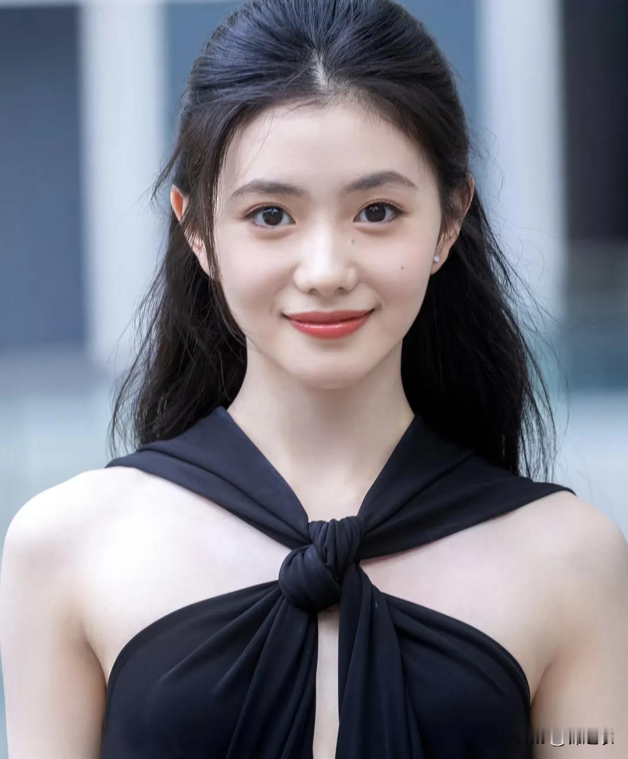 刘浩存资源为什么如此的好，我觉得是因为，1.她的天赋好，让张艺谋选中作为谋女郎，